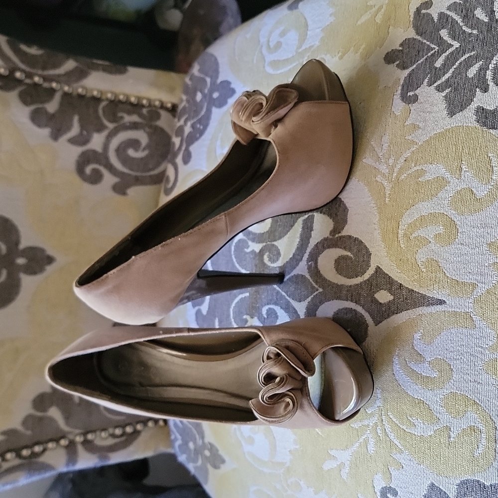 QUPID Nydia style Taupe suede Platform heels